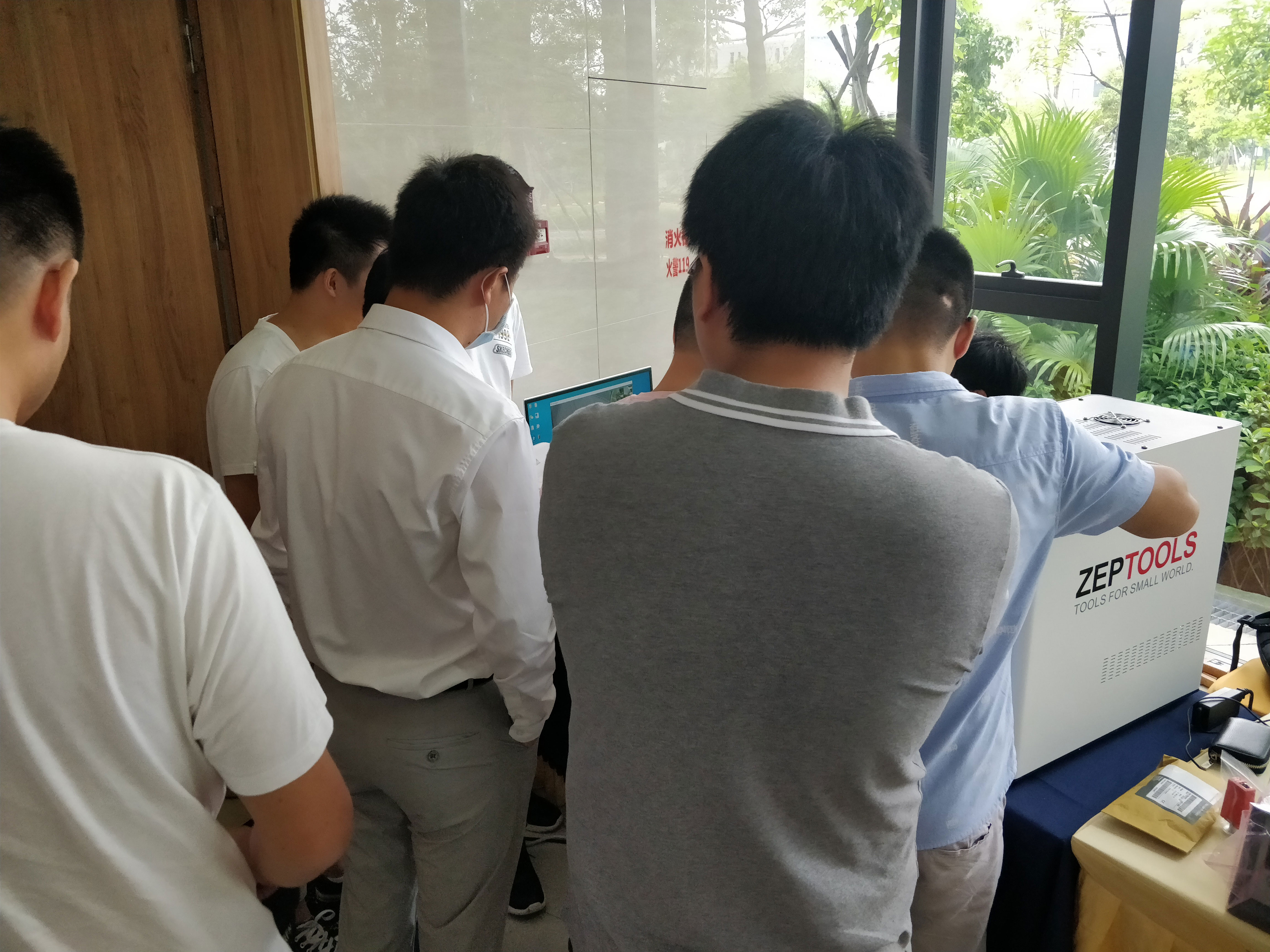 ZEM15臺(tái)式掃描電鏡現(xiàn)場(chǎng)DEMO